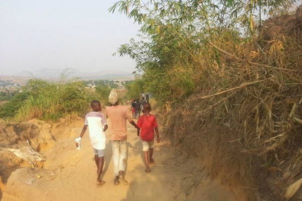 Article : A Kinshasa, des enfants font 2 kilomètres à pied pour suivre le Mondial